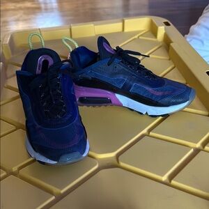 Nike Air Max 2090 Sneakers in Navy and Pink